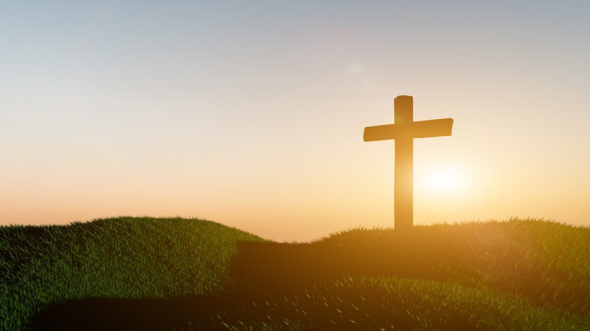Crucificação de jesus cristo, cruz católica no fundo do pôr do sol. Conceito de ressurreição