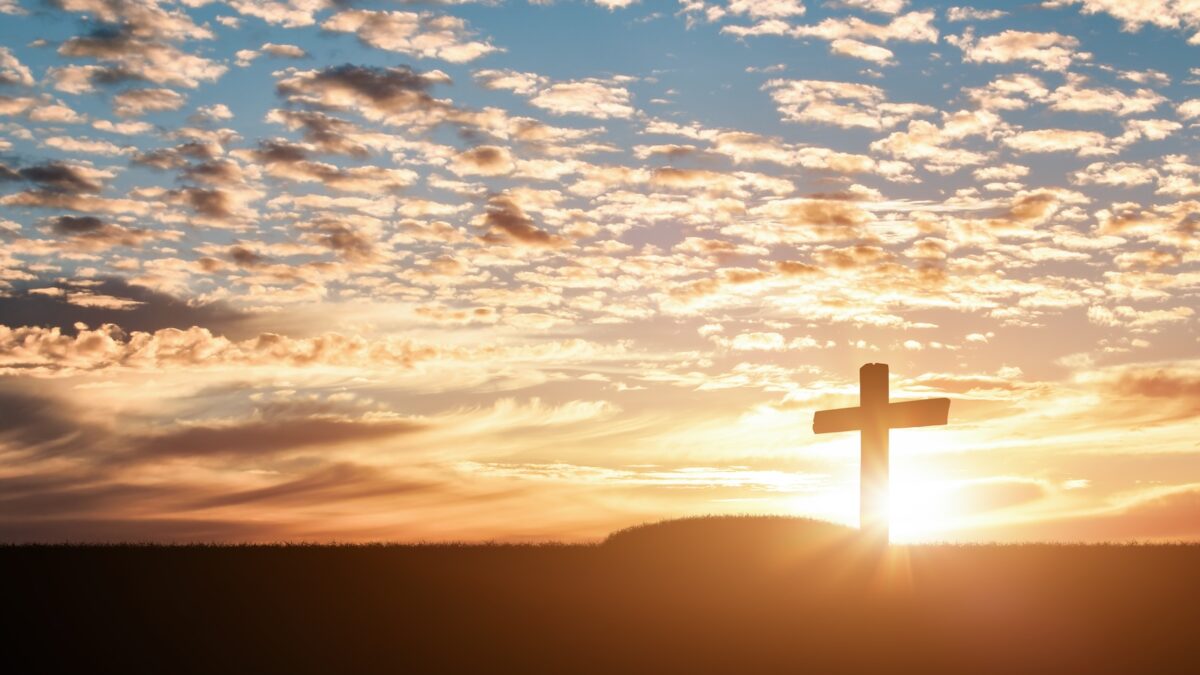 Silhueta de cruz no fundo do céu pôr do sol. Crucificação de Jesus Cristo