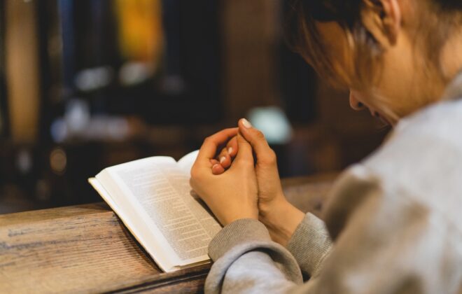 Mulher lendo a Bíblia na Igreja
