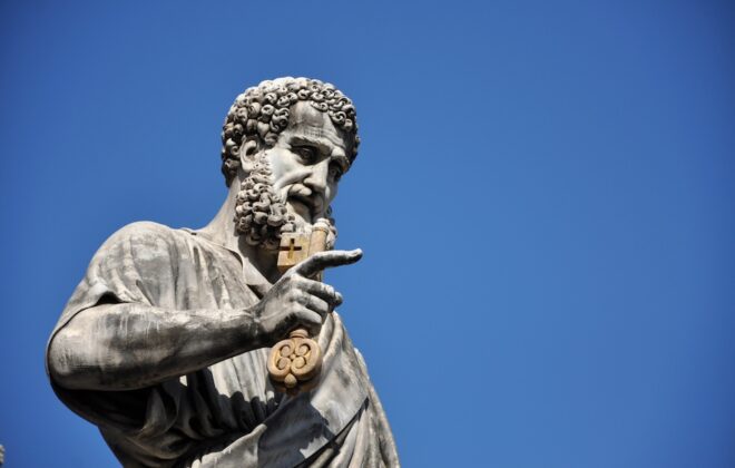 Estátua de São Pedro segurando uma chave. Cidade do vaticano