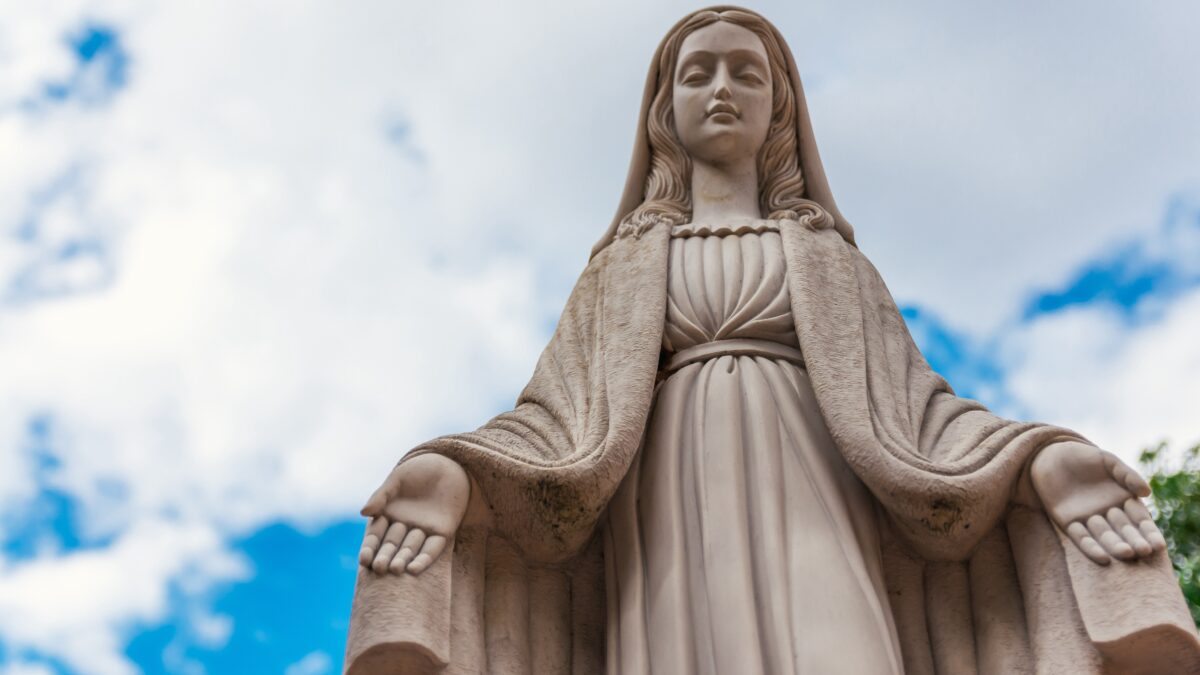 Virgem Maria. Fundo de céu azul