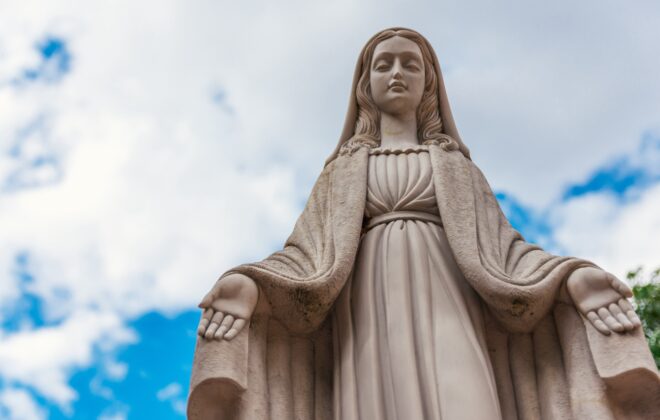 Virgem Maria. Fundo de céu azul