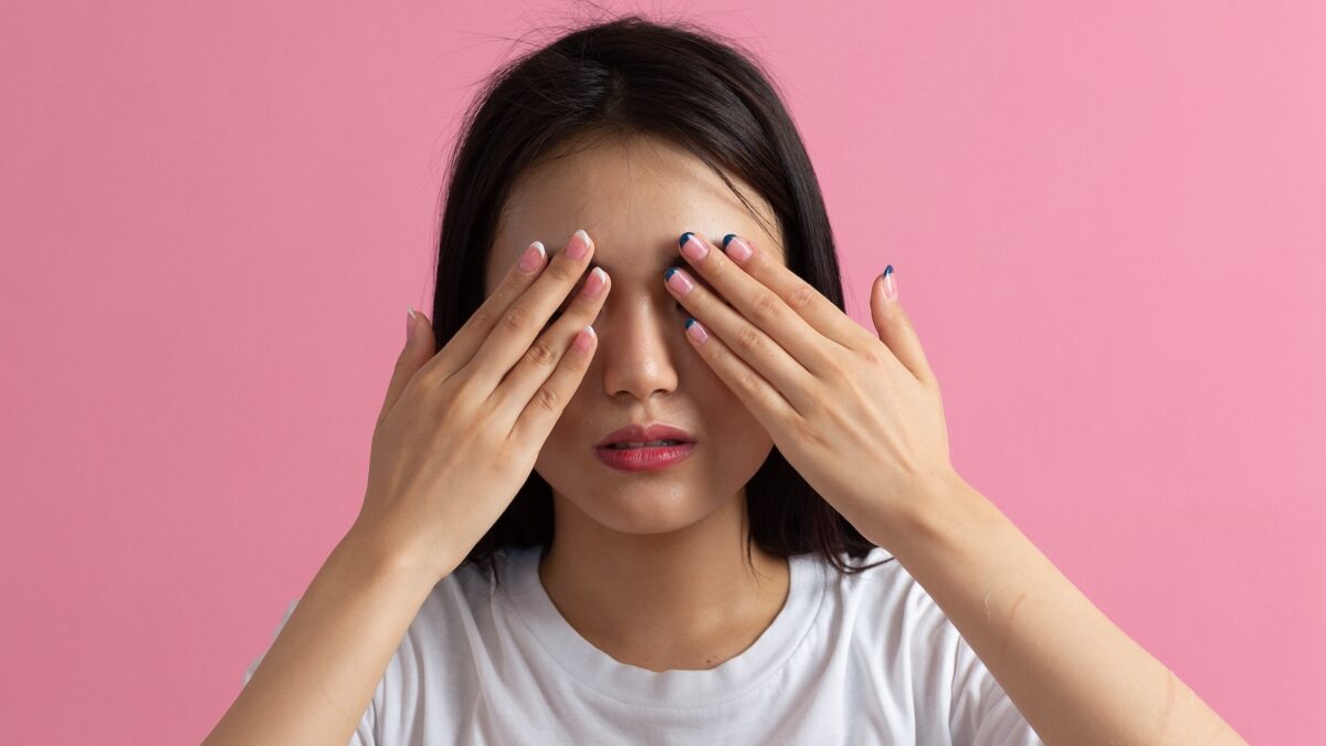 Menina tapando os olhos