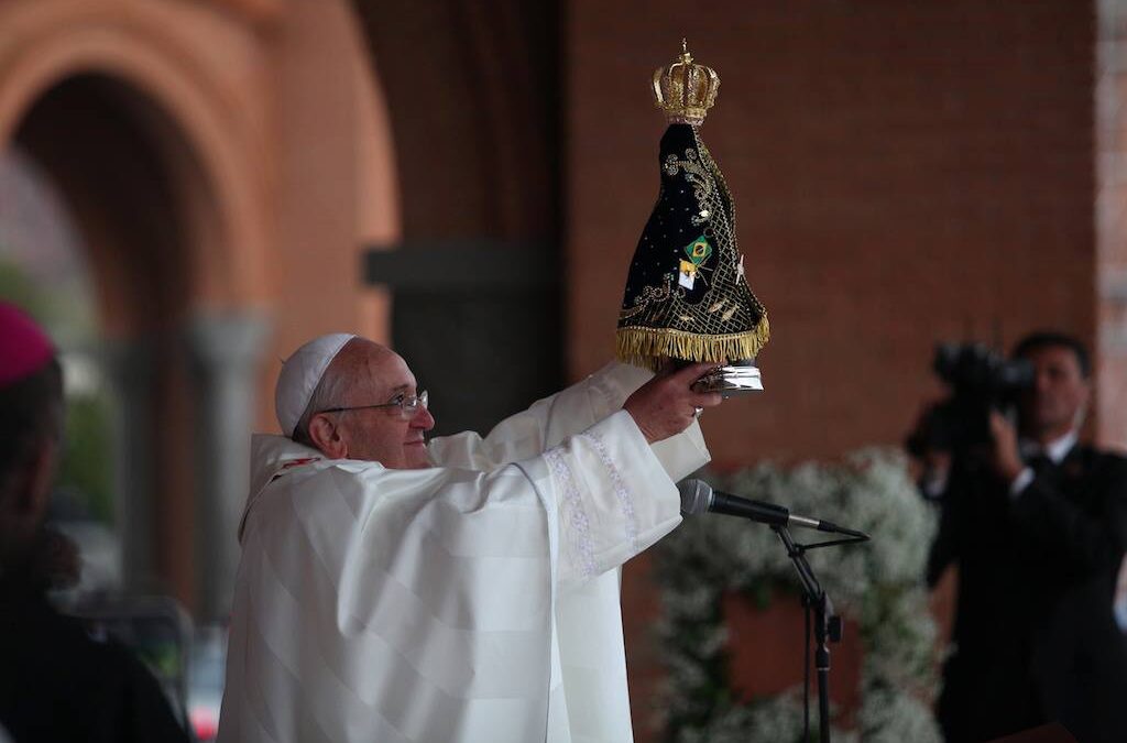 Papa Francisco com imagem de Nossa Senhora Aparecida