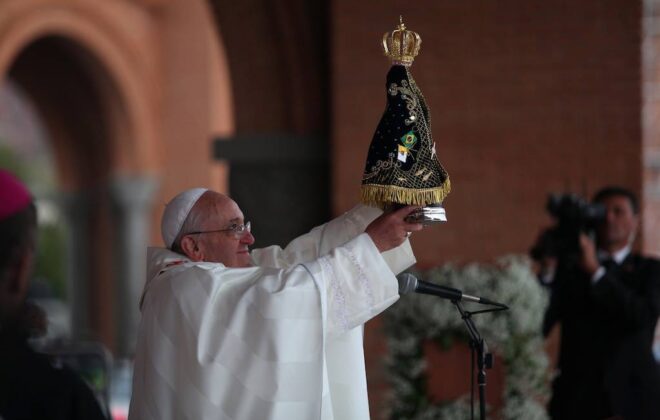 Papa Francisco com imagem de Nossa Senhora Aparecida