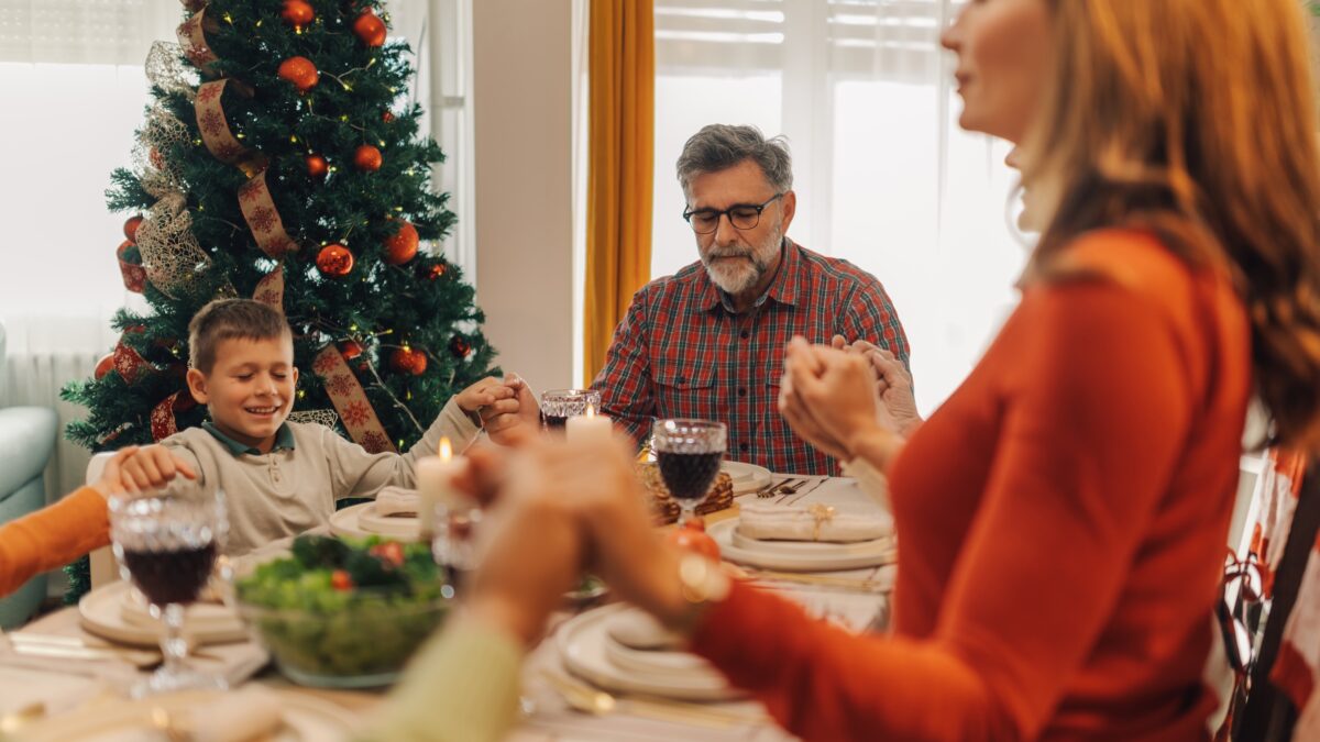 família rezando durante as refeições