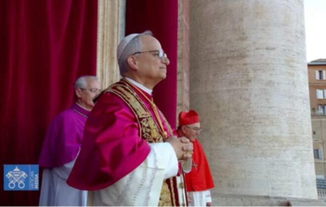 papa Leão XIV na sada da Basílica de S. Pedro