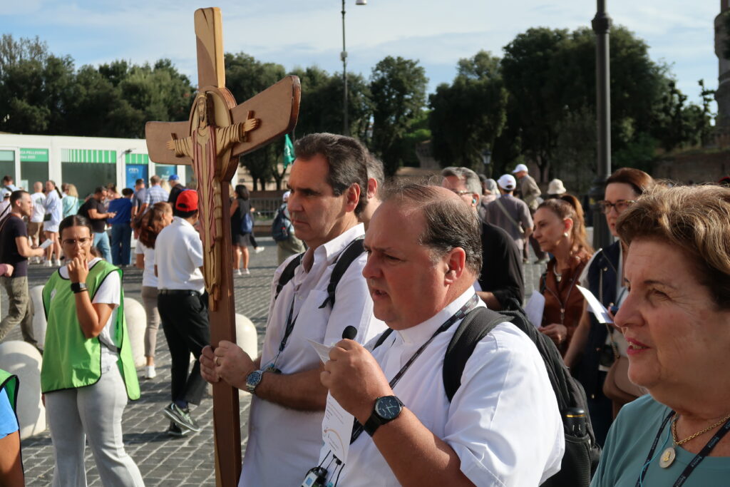 Pe. Rodrigo e peregrinos a caminho da Basílica de S. Pedro