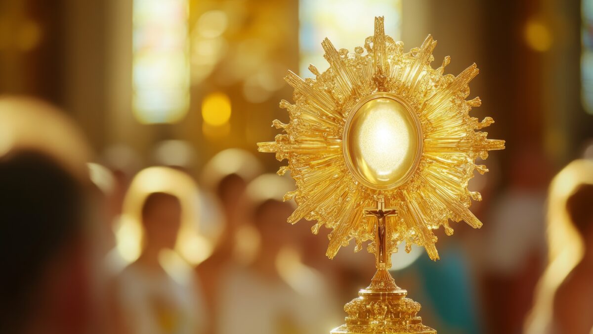 Ostensório com Eucaristia numa Igreja Lotada gerado por IA