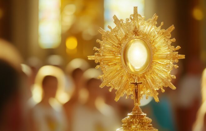 Ostensório com Eucaristia numa Igreja Lotada gerado por IA