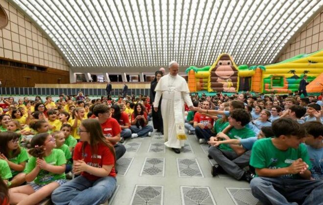 Papa em meio às crianças da colônia de férias dos filhos dos funcionários do Vaticano