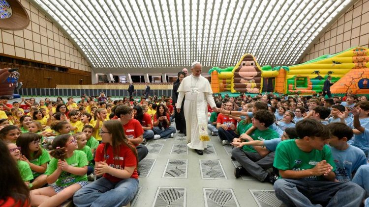 Papa em meio às crianças da colônia de férias dos filhos dos funcionários do Vaticano